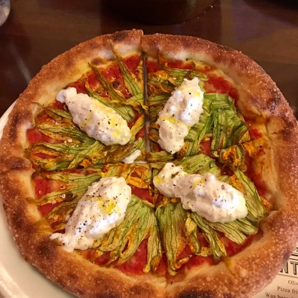 Снимок сделан в Pizzeria Mozza пользователем Lani M. 9/15/2019