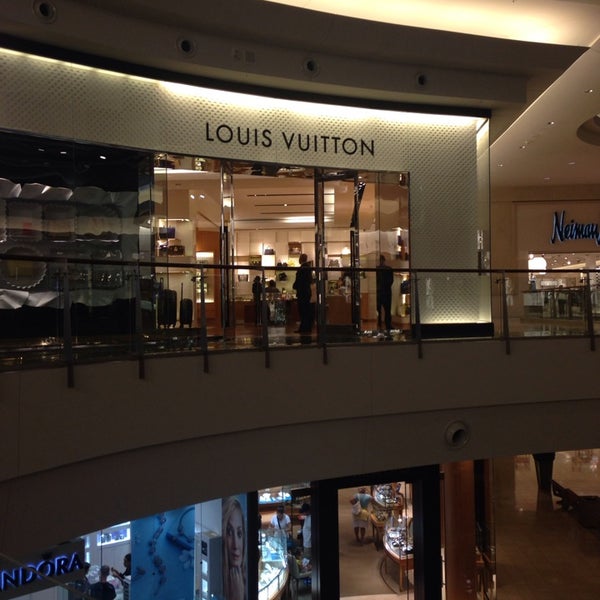 El Signo Exterior De La Tienda Boutique Louis Vuitton En El Centro  Comercial Millenia Mall En Orlando Florida Fotografía editorial - Imagen de  interior, exterior: 192908342