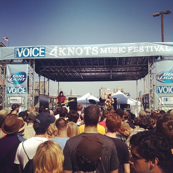 รูปภาพถ่ายที่ The Village Voice&#39;s 4Knots Music Festival โดย Hassenpheffr .. เมื่อ 6/30/2013