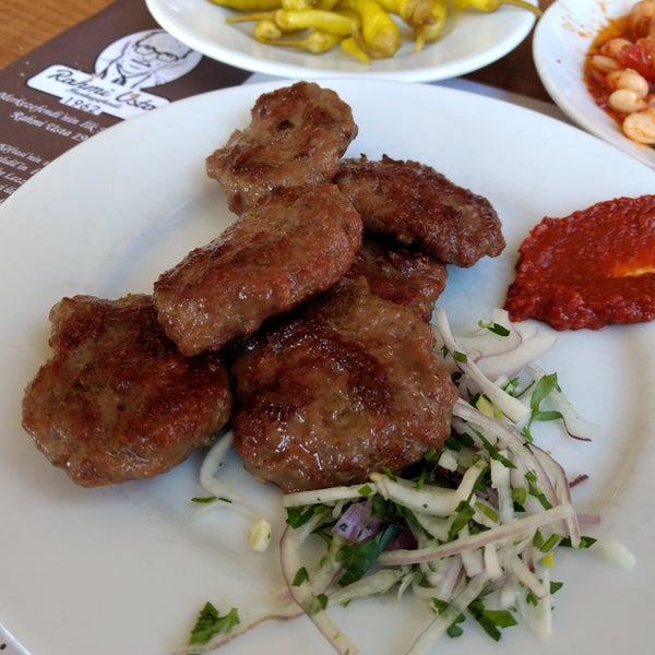 İstanbul'da lezzetli köfte yemek için en iyi adreslerden bir tanesi. Lezzetleri ile şimdiye kadar yediklerimiz arasında en iyilerden diyebileceğimiz köfte piyaz ikilisini bu adreste bulabilirsiniz.
