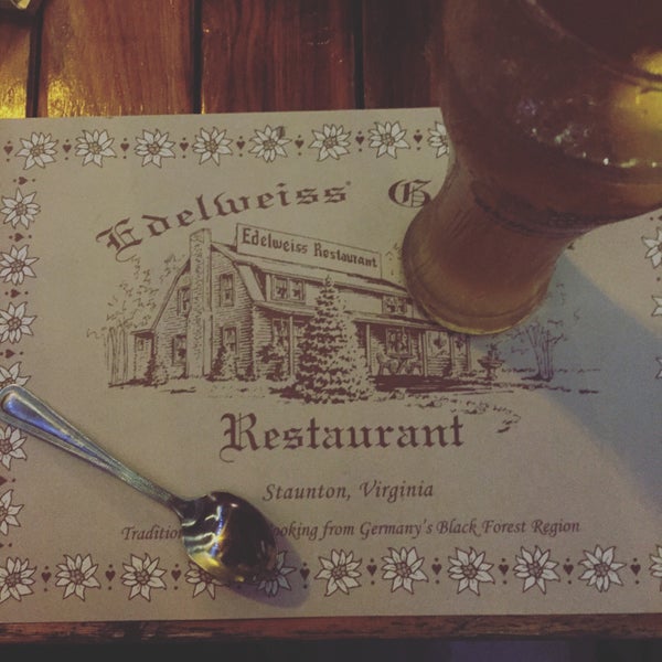Foto tirada no(a) Edelweiss Restaurant por Naya M. em 2/6/2016