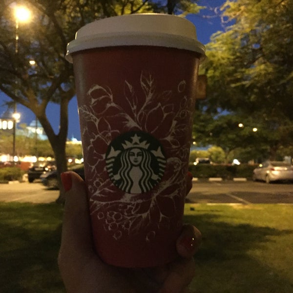 รูปภาพถ่ายที่ Starbucks โดย Ilona M. เมื่อ 11/14/2016