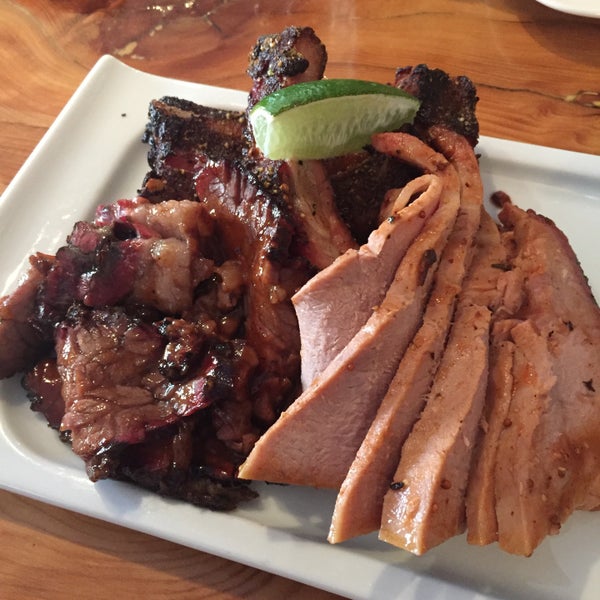 2/2/2016 tarihinde Anthony C.ziyaretçi tarafından Barque Smokehouse'de çekilen fotoğraf