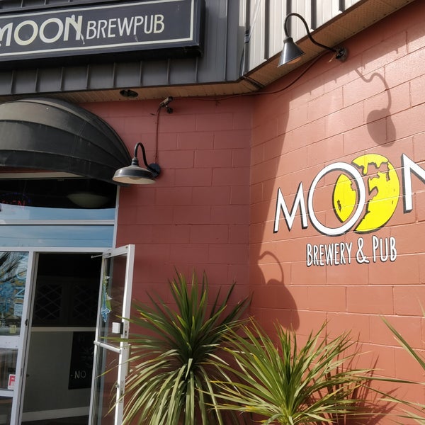 Photo taken at Moon Under Water Pub &amp; Brewery by Albert B. on 3/17/2018