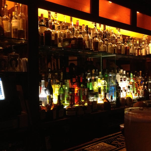 Foto diambil di Onieal&#39;s Grand Street Bar &amp; Restaurant oleh Aaron W. pada 5/3/2013
