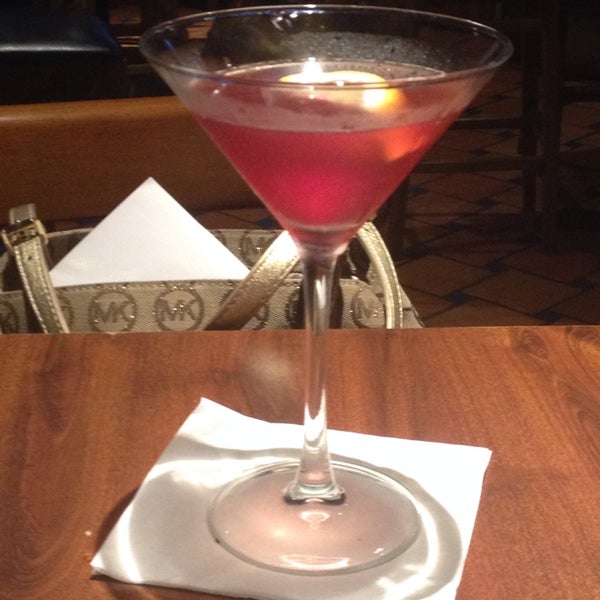Foto diambil di fiVe Martini Bar oleh Erin M. pada 6/19/2014