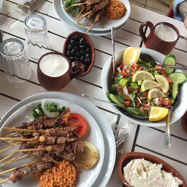 Снимок сделан в Ömür Restaurant пользователем Pelin H. 3/10/2020