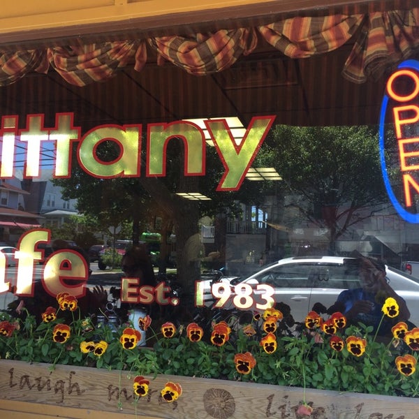 Foto tirada no(a) Brittany Cafe por Daryl B. em 6/2/2014
