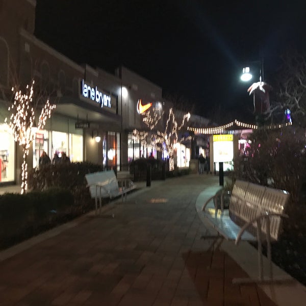 Foto tirada no(a) Legends Outlets Kansas City por Tessa M. em 12/28/2016