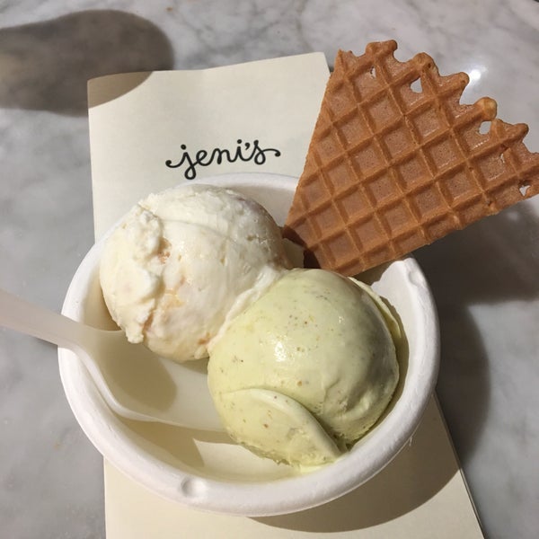 Снимок сделан в Jeni&#39;s Splendid Ice Creams пользователем Yannie F. 10/4/2017