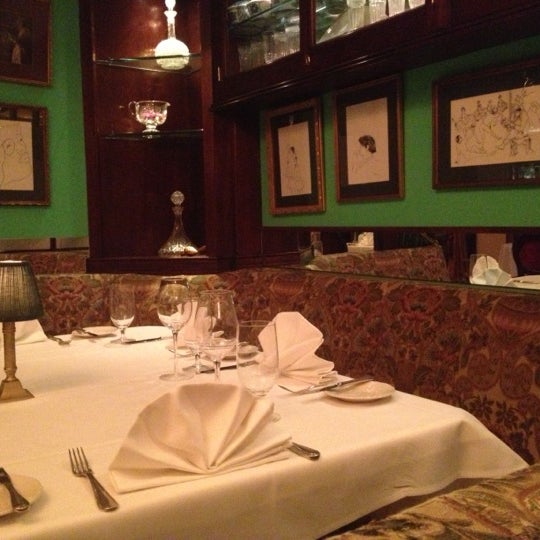 Foto tomada en Firebird Restaurant  por Julietta V. el 10/15/2012
