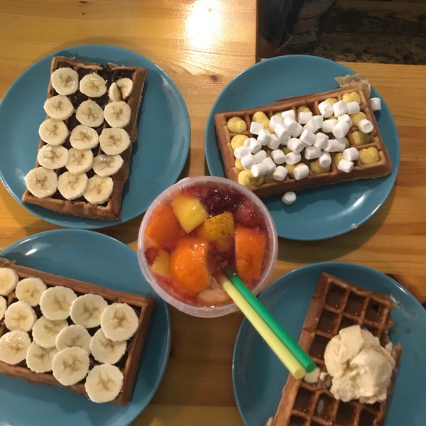 Photo taken at Ahoy! Hot &amp; Iced Chocolate, Lemonade, Waffle, Smoothie by 🐘Fanni N. on 4/13/2018