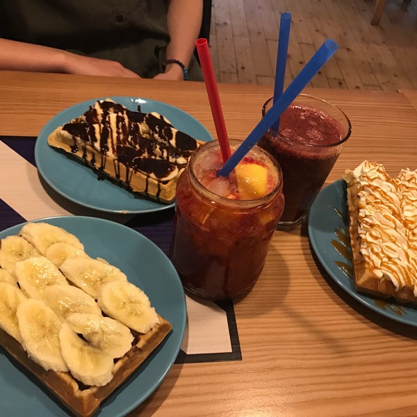 Photo taken at Ahoy! Hot &amp; Iced Chocolate, Lemonade, Waffle, Smoothie by 🐘Fanni N. on 3/28/2017