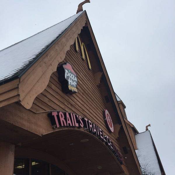 Foto diambil di Trail&#39;s Travel Center oleh Joelle C. pada 1/22/2016