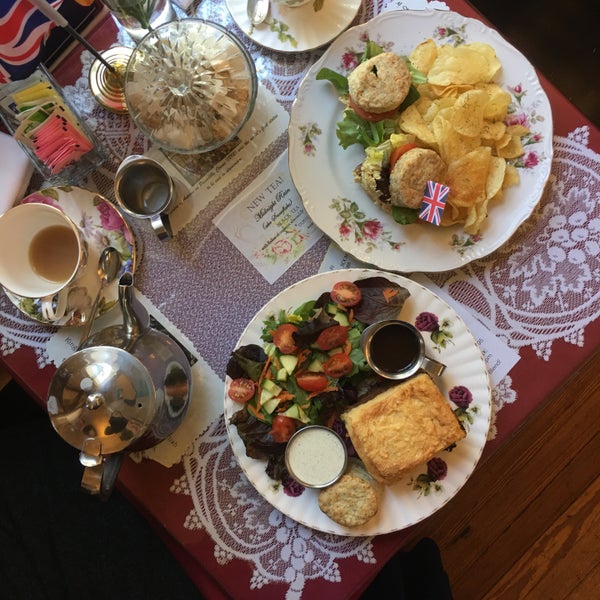 What a wonderful treasure in Covington. We got the midnight rain and wedding blend teas along with some scones. We ordered the coronation chicken salad with crisps and shepherd's pie. Delightful. 🇬🇧