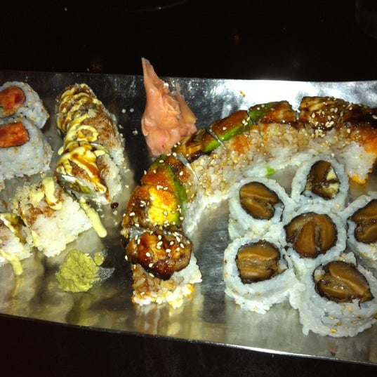 Снимок сделан в Coast Sushi Bar пользователем Contessa G. 9/22/2012