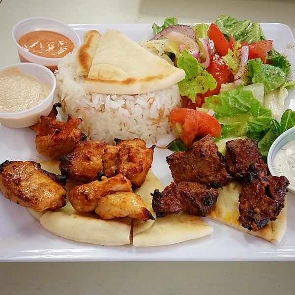 Foto tirada no(a) DonerG Turkish &amp; Mediterranean Grill - Anaheim por Andrew K. em 2/5/2015