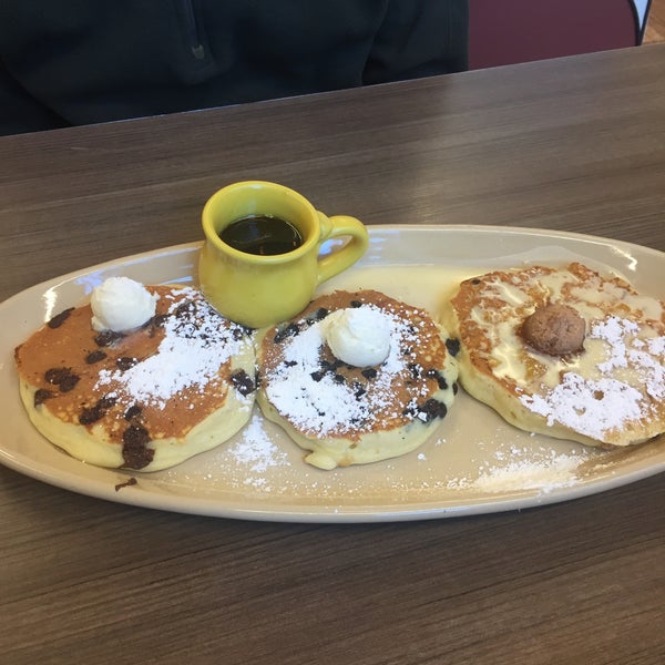Photo taken at Snooze, an A.M. Eatery by Colleen M. on 10/21/2018
