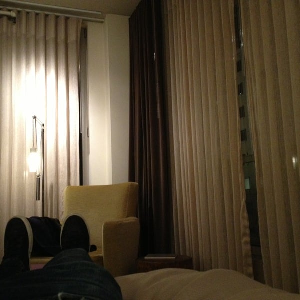 รูปภาพถ่ายที่ Chambers Hotel โดย JB D. เมื่อ 12/18/2012
