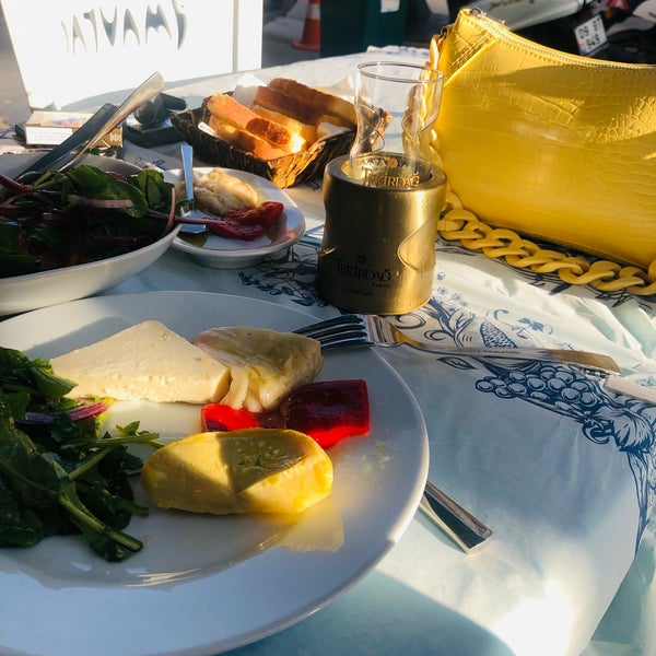 4/25/2022 tarihinde Derya M.ziyaretçi tarafından Mavra Restaurant'de çekilen fotoğraf