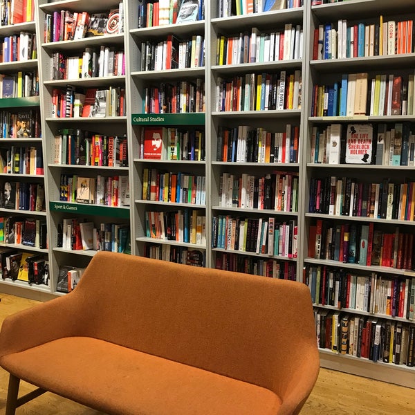 Photo taken at London Review Bookshop by Glynn on 10/18/2017