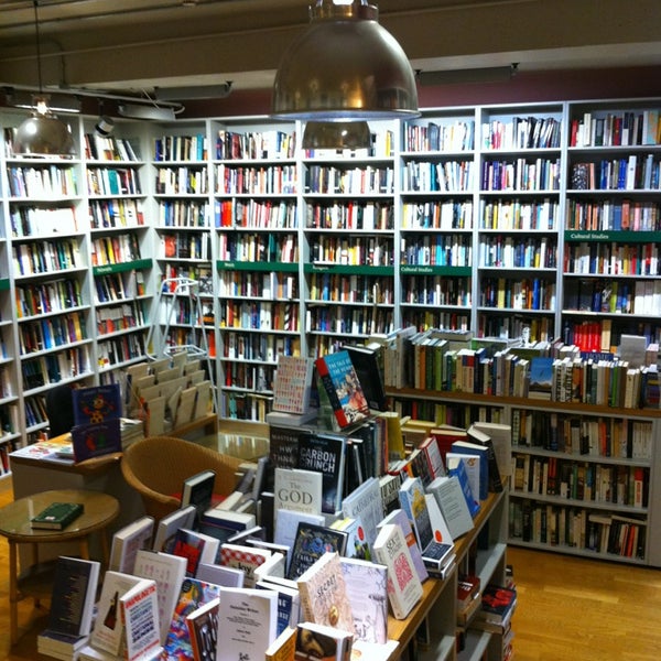 Снимок сделан в London Review Bookshop пользователем Glynn 3/19/2013