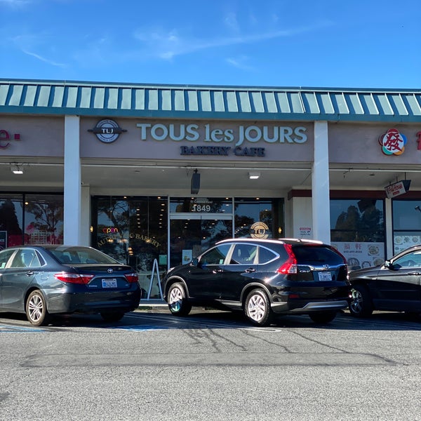 Photo taken at Tous les Jours by Hin T. on 2/5/2020