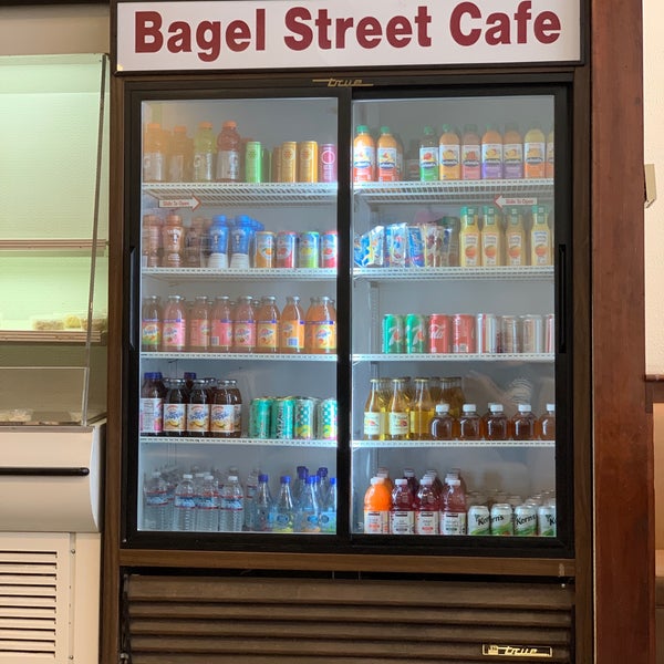 Foto scattata a Bagel Street Cafe Millbrae da Hin T. il 7/1/2019