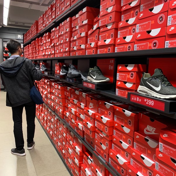 Обувь raidy boer. Outlets in foshan. Raidy boer пуховик. Стикер на станции метро флагманский магазин адидас. Аутлет шанхай.