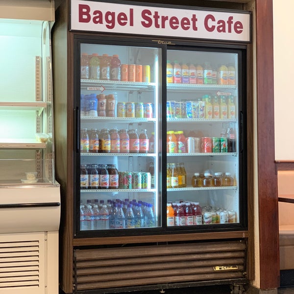 Снимок сделан в Bagel Street Cafe Millbrae пользователем Hin T. 1/18/2019.