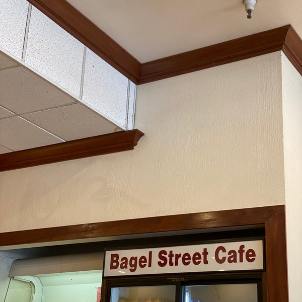Foto scattata a Bagel Street Cafe Millbrae da Hin T. il 10/25/2019