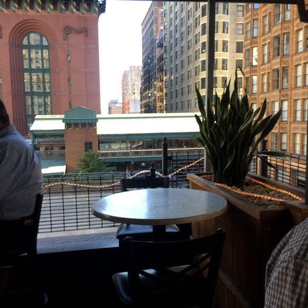 7/8/2017 tarihinde Dana S.ziyaretçi tarafından Plymouth Restaurant &amp; Rooftop Bar'de çekilen fotoğraf