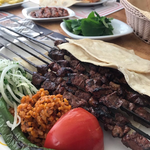 Das Foto wurde bei Topçu Restaurant von Shabnam Mhd am 5/2/2022 aufgenommen