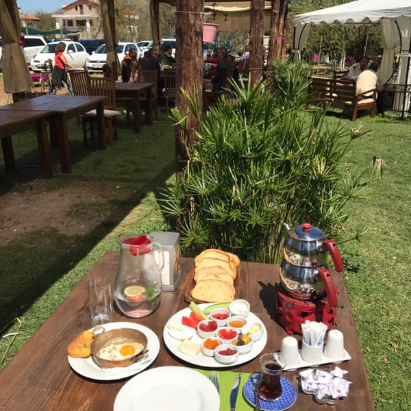 Das Foto wurde bei Restaurant Bay Efetto von Atıf K. am 4/9/2017 aufgenommen