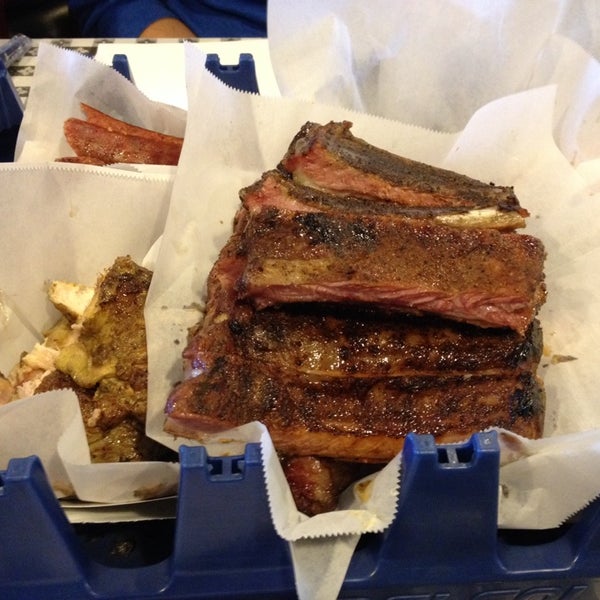 12/6/2013 tarihinde Lois C.ziyaretçi tarafından Texas BBQ House'de çekilen fotoğraf