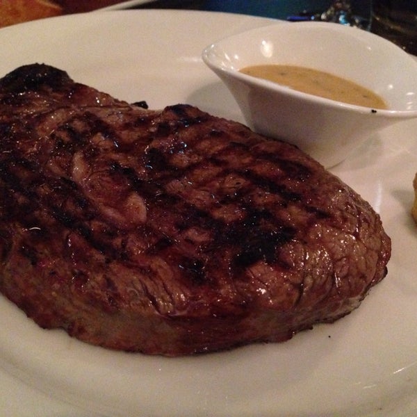 7/1/2014 tarihinde angeangeziyaretçi tarafından Kingsleys Steak &amp; Crabhouse'de çekilen fotoğraf