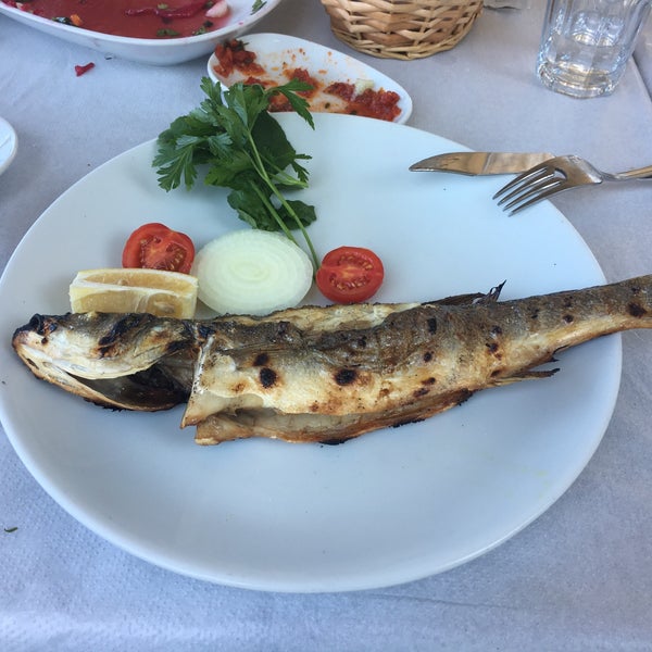 Снимок сделан в İskele Et &amp; Balık Restaurant пользователем İbrahim K. 9/3/2017