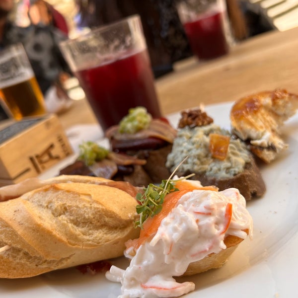 We came outside of the kitchen hours so we could „only“ eat pintxos. They have some great choices anyway. Crab salad with salmon, anchovies with bell pepper and cod gratinated.