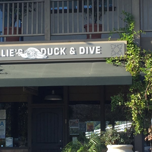 Foto diambil di Ollie&#39;s Duck &amp; Dive oleh Omar pada 11/26/2015