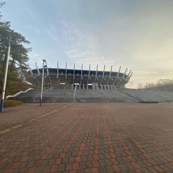 Photo taken at Ulsan Munsu Football Stadium by sorakunaoaka on 2/11/2020