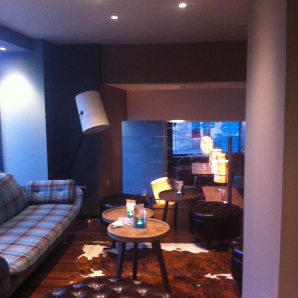 9/18/2013 tarihinde Bruce S.ziyaretçi tarafından Hotel Motel One Edinburgh-Royal'de çekilen fotoğraf