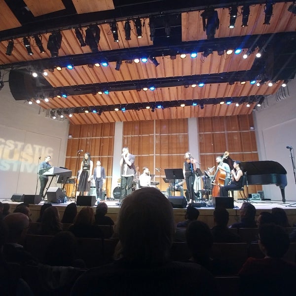 Foto tirada no(a) Merkin Concert Hall por Colman em 1/26/2017