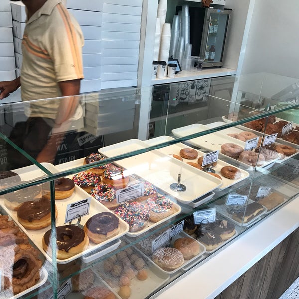 Photo taken at Kettle Glazed Doughnuts by De’Pasha on 8/31/2017