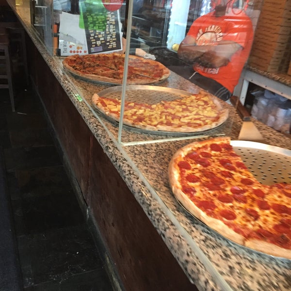 Foto scattata a Irving Street Pizza da De’Pasha il 6/29/2016