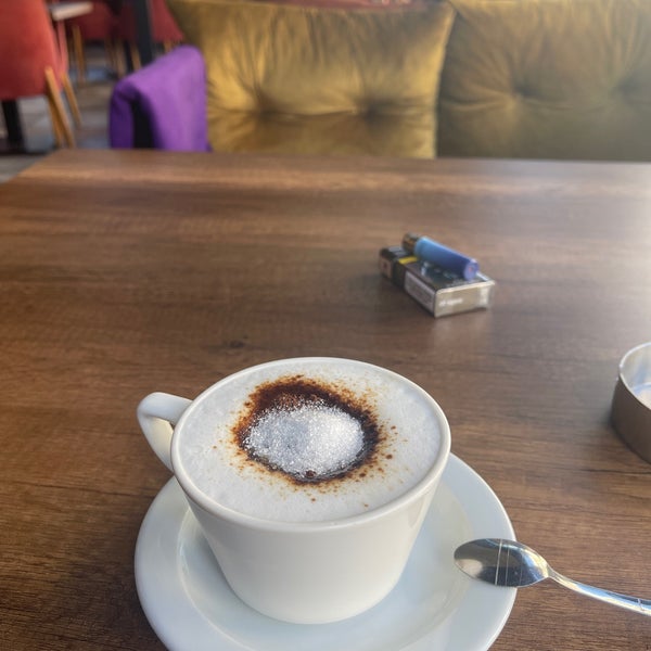 Foto diambil di Bikka Coffee &amp; Bistro oleh Umut pada 10/25/2022