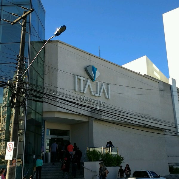 Das Foto wurde bei Itajaí Shopping Center von Rômulo R. am 9/7/2016 aufgenommen