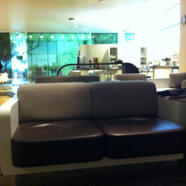 รูปภาพถ่ายที่ Servisair Lounge 26 (Schengen) โดย C A. เมื่อ 4/1/2013