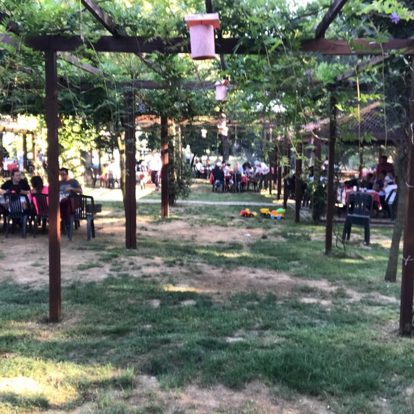 รูปภาพถ่ายที่ Markabahçe Et &amp; Mangal Kahvaltı โดย Suat O. เมื่อ 7/23/2017