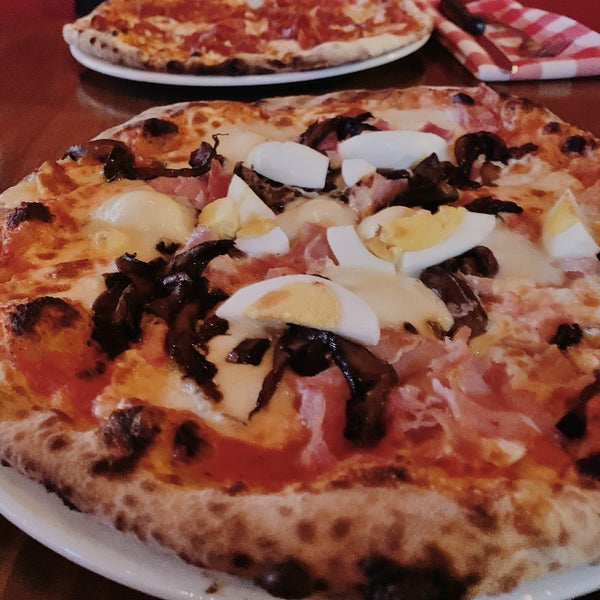 Снимок сделан в BEVO Bar + Pizzeria пользователем Lily Annabelle C. 12/15/2019
