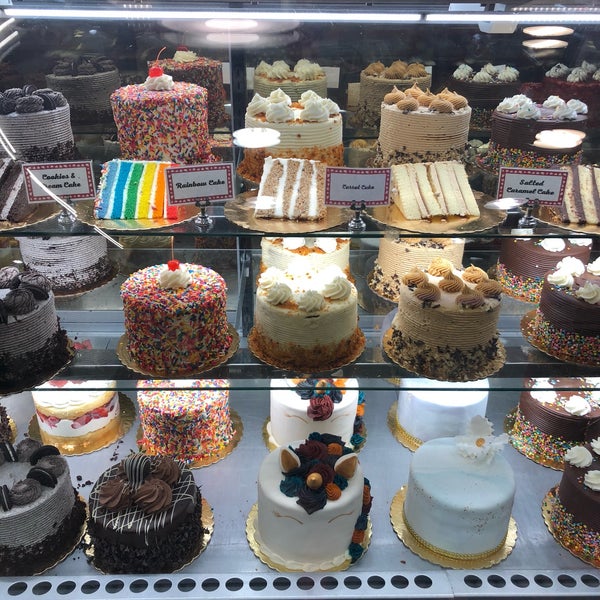 9/27/2018 tarihinde Emily M.ziyaretçi tarafından Carlo&#39;s Bake Shop'de çekilen fotoğraf